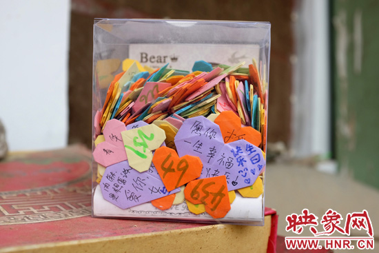 王書(shū)佳的床邊放著一個(gè)玻璃瓶子，里面是521顆紙心，是生日的時(shí)候同宿舍的朋友送給她的。