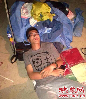河南新聞廣播記者黨忱露宿震中龍頭山鎮(zhèn) 河南新聞廣播記者黨忱露宿震中龍頭山鎮(zhèn)