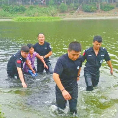 看到女子一直不配合救援，崔亞就在河中給該女子做起思想工作
