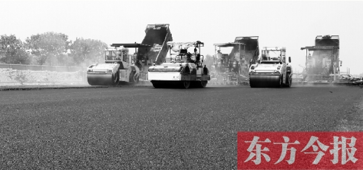 鄭州通航試驗區(qū)上街機場的改擴建工程正在緊張施工，寬闊的跑道已經(jīng)基本竣工