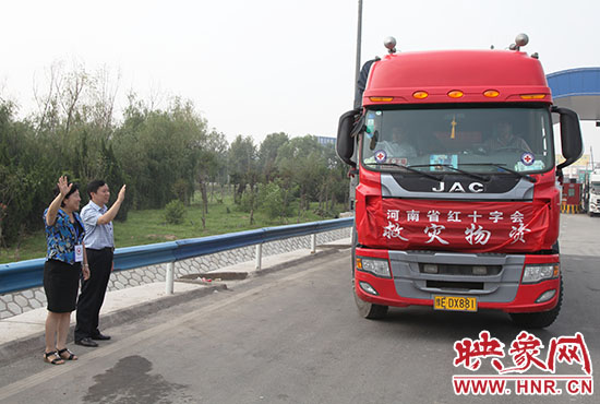 運(yùn)送救災(zāi)物質(zhì)的貨車出發(fā),奔赴災(zāi)區(qū)。