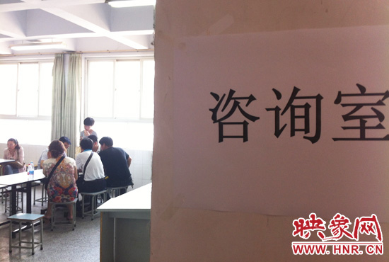 在金水區(qū)教體局設(shè)立的“復(fù)議”現(xiàn)場(chǎng)，家長(zhǎng)們提出了各式各樣的問(wèn)題。