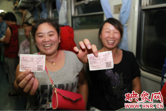 進疆棉農(nóng)展示前往烏魯木齊的車票。