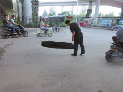 市民探頭看，大坑“深不可測”。