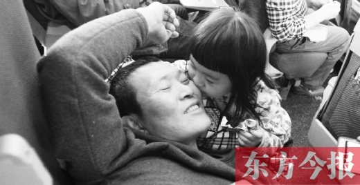 女兒嘟嘟不時(shí)的親吻是他最好的“鎮(zhèn)痛藥”。