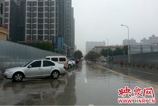 在新開通的東明路上,仍有多數(shù)私家車違規(guī)停車。