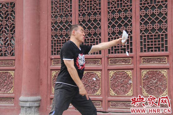 樊偉鵬展示其單指碎碗的絕技。