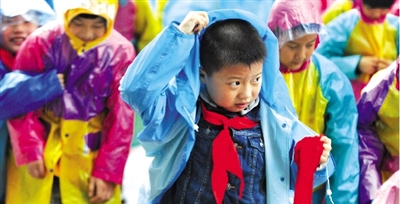 昨日下午,農(nóng)科路上一小學(xué)放學(xué)時(shí),孩子們大部分都穿著雨披。