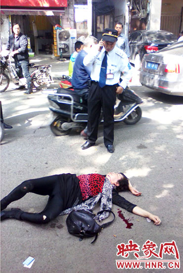 一名老年人當(dāng)場(chǎng)昏迷。