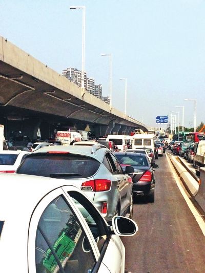 因塌方，中原路西三環(huán)交叉口附近擁堵嚴(yán)重