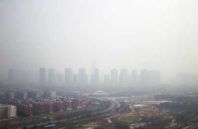 玉米秸稈煙淹了“大玉米”10月7日，霧霾籠罩下的鄭東新區(qū)CBD。