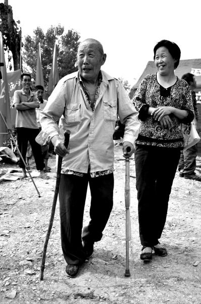 2011年6月26日，何兆勝在三女兒的陪伴下漫步在搬遷現(xiàn)場(chǎng)。