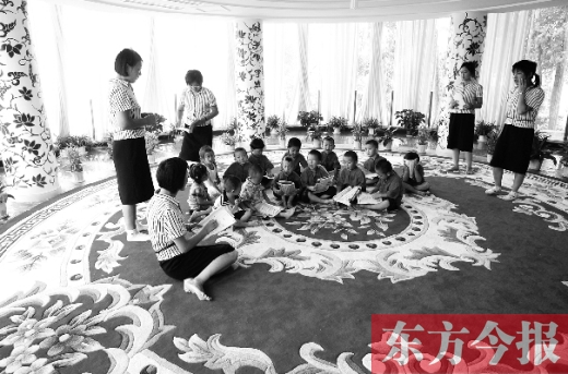 鄭州一幼兒園里的孩子在老師的帶領(lǐng)下讀《論語(yǔ)》。