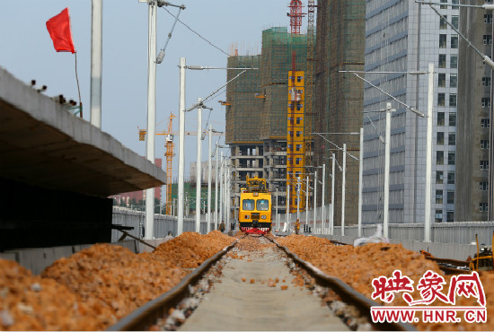 工程車在鋪好的軌道上忙碌不停。