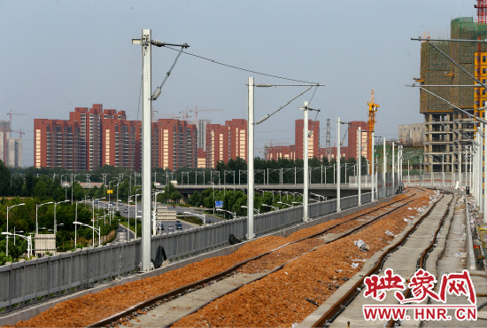 現(xiàn)代化的城際鐵路為日新月異的城市發(fā)展帶來了新的活力。