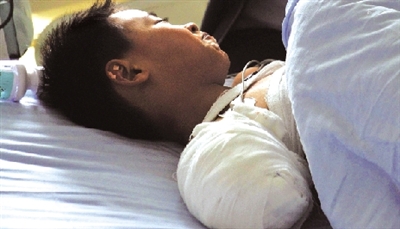 被黑熊咬掉右胳膊后，他忍著痛沒哭；術(shù)后躺在病床上，他沒哭。