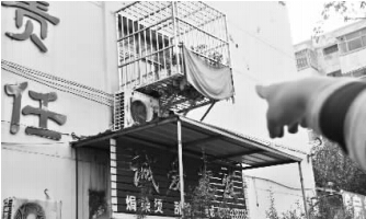 發(fā)生矛盾的一二樓鄰居，喇叭就安裝在二樓窗口。