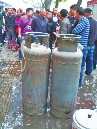 這兩個大塊頭沒事，眾人懸著的心平靜下來。