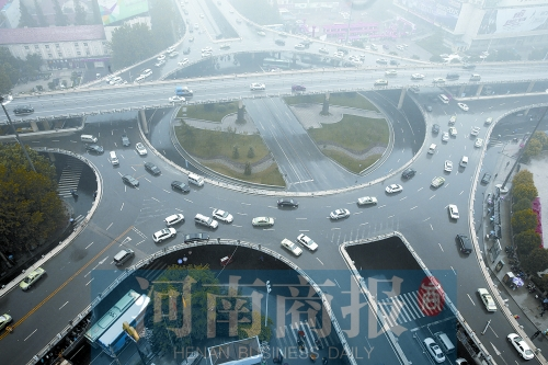 紫荊山立交橋，如今是許多人上下班的必經之路