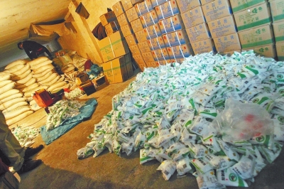 大袋的飼料添加劑氯化鈉經(jīng)過仿冒加工，就變成了小袋的食用碘鹽。