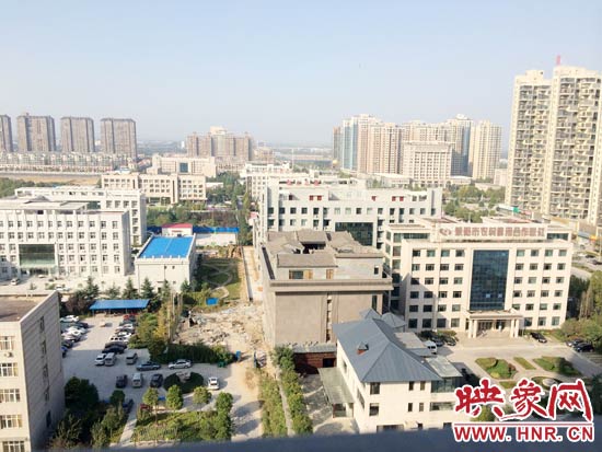 一座4層的建筑樓頂蓋上了四合院。