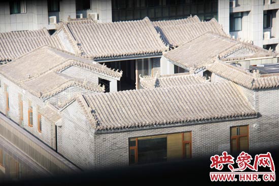 這座建筑里面的裝修奢華考究，門窗和吊頂均為紅木。