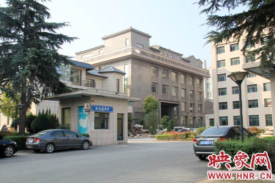 據(jù)這座建筑的一名工作人員稱，整座建筑為海龍集團(tuán)所有，房屋建成之后用作公司紅木家具展示。