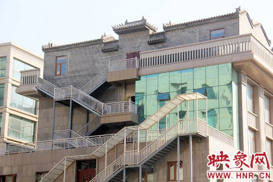 這座建筑的背面，已建好步梯。