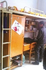 家人拍攝的孫慧博宿舍高低床照片。