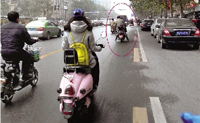 女摩的司機(jī)騎得飛快，闖了3次紅燈