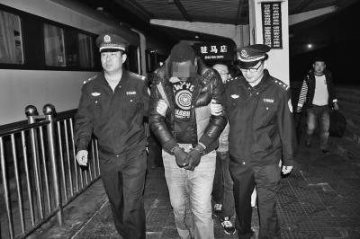 跨國(guó)電信詐騙案中負(fù)責(zé)在中國(guó)“取錢”的外籍騙子在沈陽落網(wǎng)后被押解回駐馬店 跨國(guó)電信詐騙案中負(fù)責(zé)在中國(guó)“取錢”的外籍騙子在沈陽落網(wǎng)后被押解回駐馬店