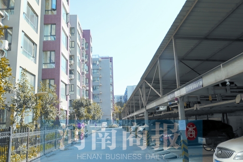 鄭州建設西路與工農路交叉口西北角附近一小區(qū)內，立體車庫已投入使用