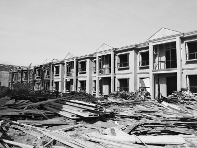 別墅群現(xiàn)場(chǎng)，工人正在施工，部分建筑已經(jīng)封頂。