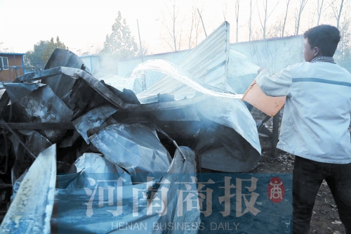 還有零星的火苗沒滅，有人在拿水澆