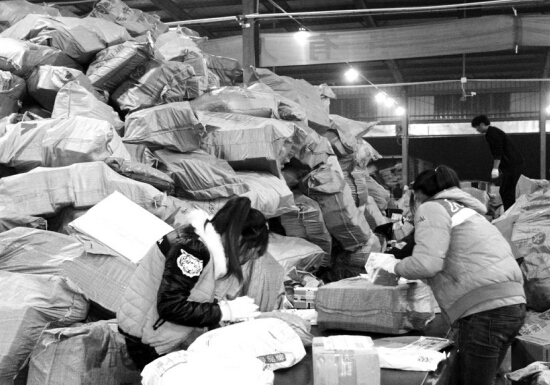 “雙十一”過后快遞業(yè)迎來投遞高峰，鄭州一家快遞公司網(wǎng)點(diǎn)內(nèi)，快遞堆積如山，分揀員24小時(shí)不間斷工作