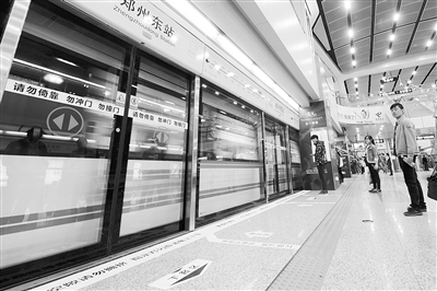 地鐵站內(nèi)電梯、車門處均貼有安全提示標識。