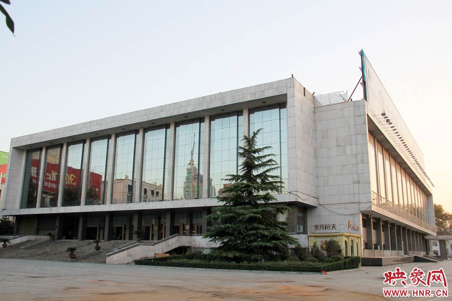 省人民會堂樓頂西側(cè)的廣告牌已經(jīng)全部拆除完畢，現(xiàn)場的施工人員和機械設備已經(jīng)全部撤離。