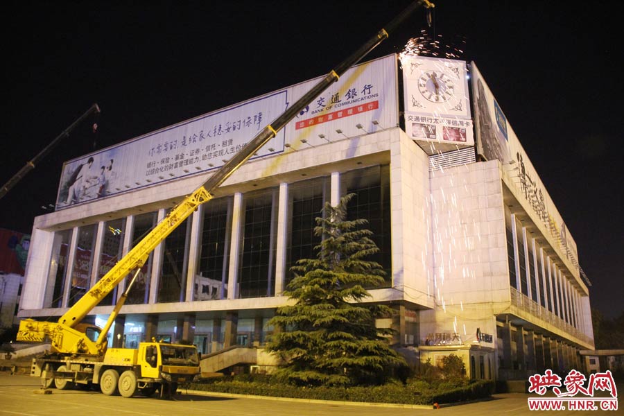 21點50分，切割機開始對中間最小的一塊牌進行切割。頂著“呼呼”的寒風，巨大廣告牌上火花四濺。