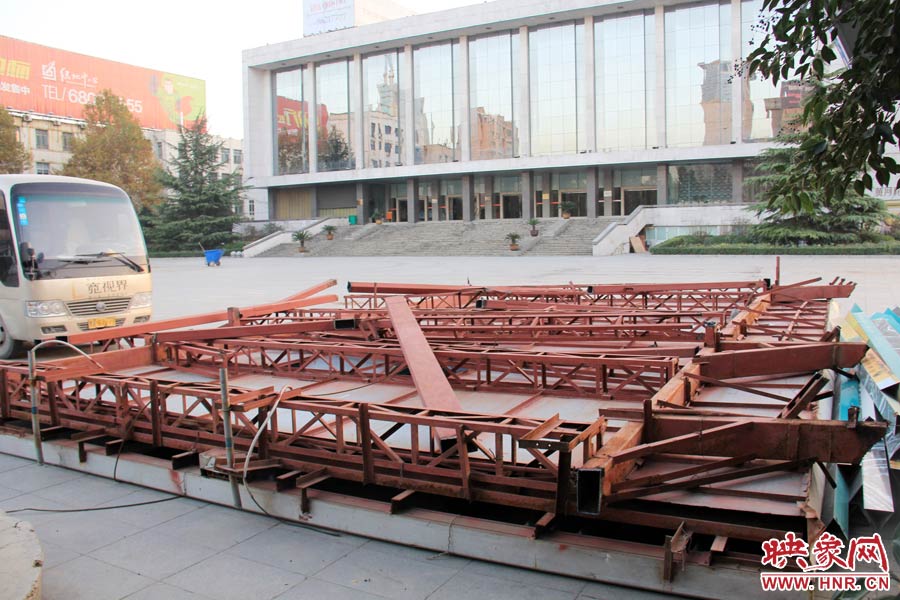 受天氣影響，拆除工作暫時中止。