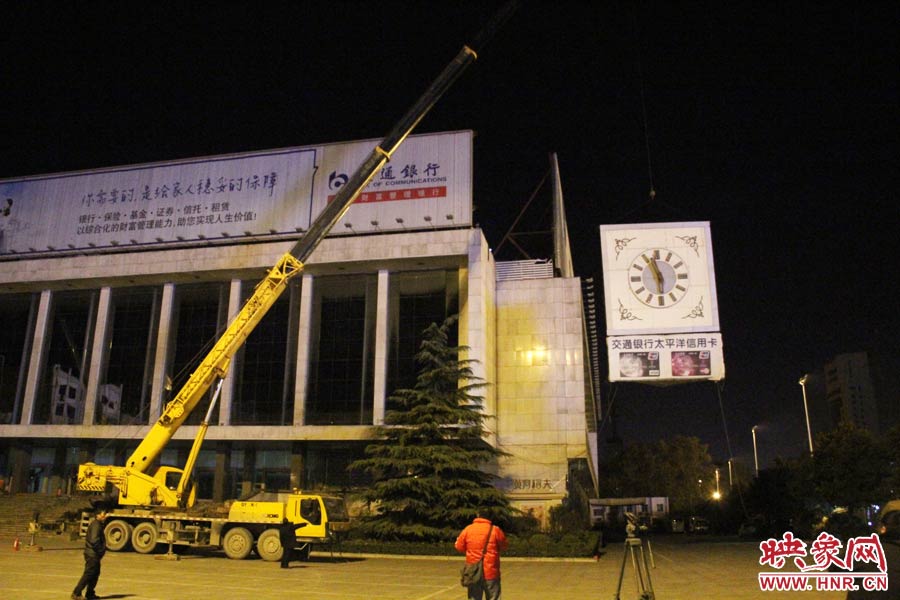 23點左右，位于樓頂東南角的第一塊牌被卸掉。