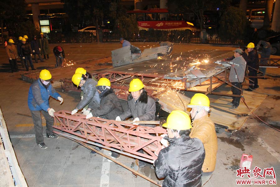 工人們揮動鐵錘，加快拆除進度。