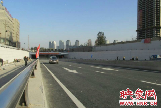 紅專路下穿中州大道隧道工程西起紅專路與姚寨路交叉口，東至紅專路與龍湖外環(huán)路交叉口。