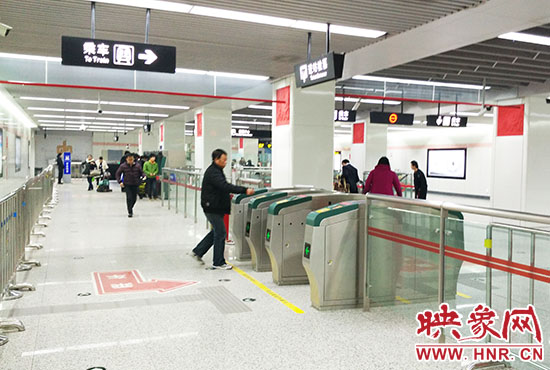 進站處也沒有工作人員。