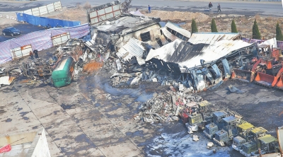 事故汽車站內(nèi),不少車輛被燒得面目全非。