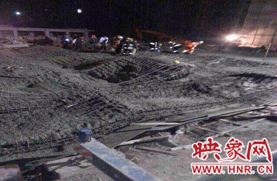 圖為事故現(xiàn)場情況，當?shù)厝罕姽﹫D。