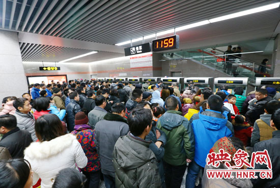 地鐵開通首日，上午十一點(diǎn)五十九分，紫荊山地鐵站售票機(jī)前擠滿了買票的市民。