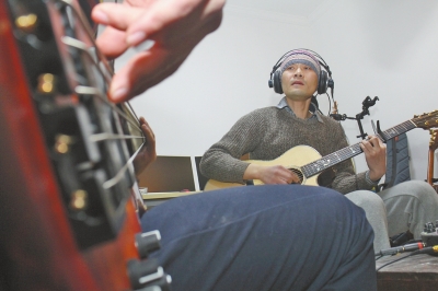 抱著吉他撥弄琴弦，子芙唱著自己的音樂。