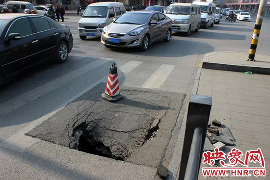南陽路農(nóng)業(yè)路出現(xiàn)深坑，近看是因為瀝青充當(dāng)窨井蓋所致