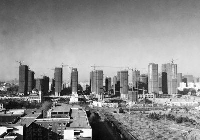 在鄭州市同一地點(diǎn)拍攝的照片，下為1月1日晴朗天氣，上為1月5日霧霾天氣。（拼接圖片）