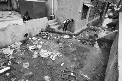 污水溝成了附近的孩子們放學(xué)后逗留的場(chǎng)所，十分令人擔(dān)憂。